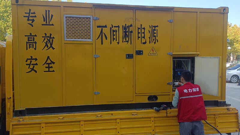 新密柴油发电机组和UPS电源配合使用时，如何避免切换过程中的电力中断？